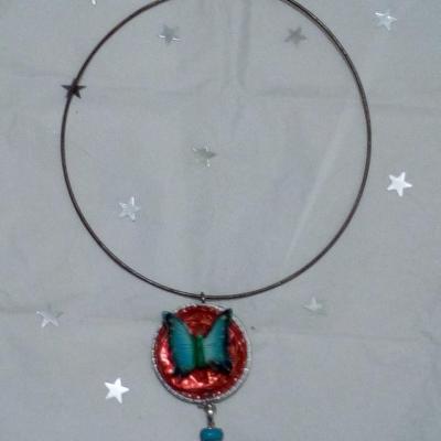 Collier ras du cou rouge papillon bleu et pierres turquoises