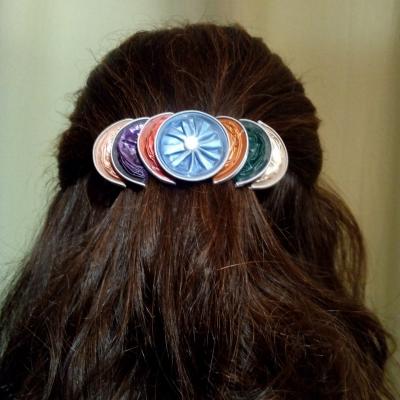 Barrette multicolore sur cheveux