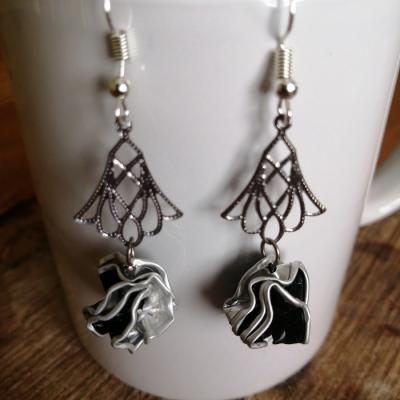 Boucles d'oreilles noir motifs fleurs