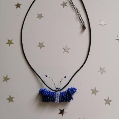 Collier pendentif papillon en perles bleu