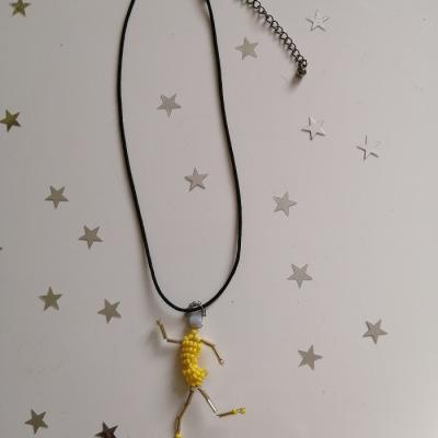 Collier pendentif danseuse en perles jaune