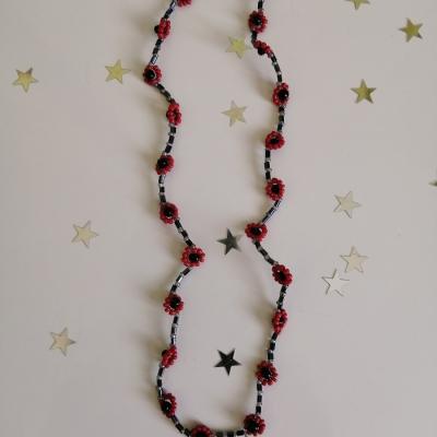 Collier perles fleurs rouges